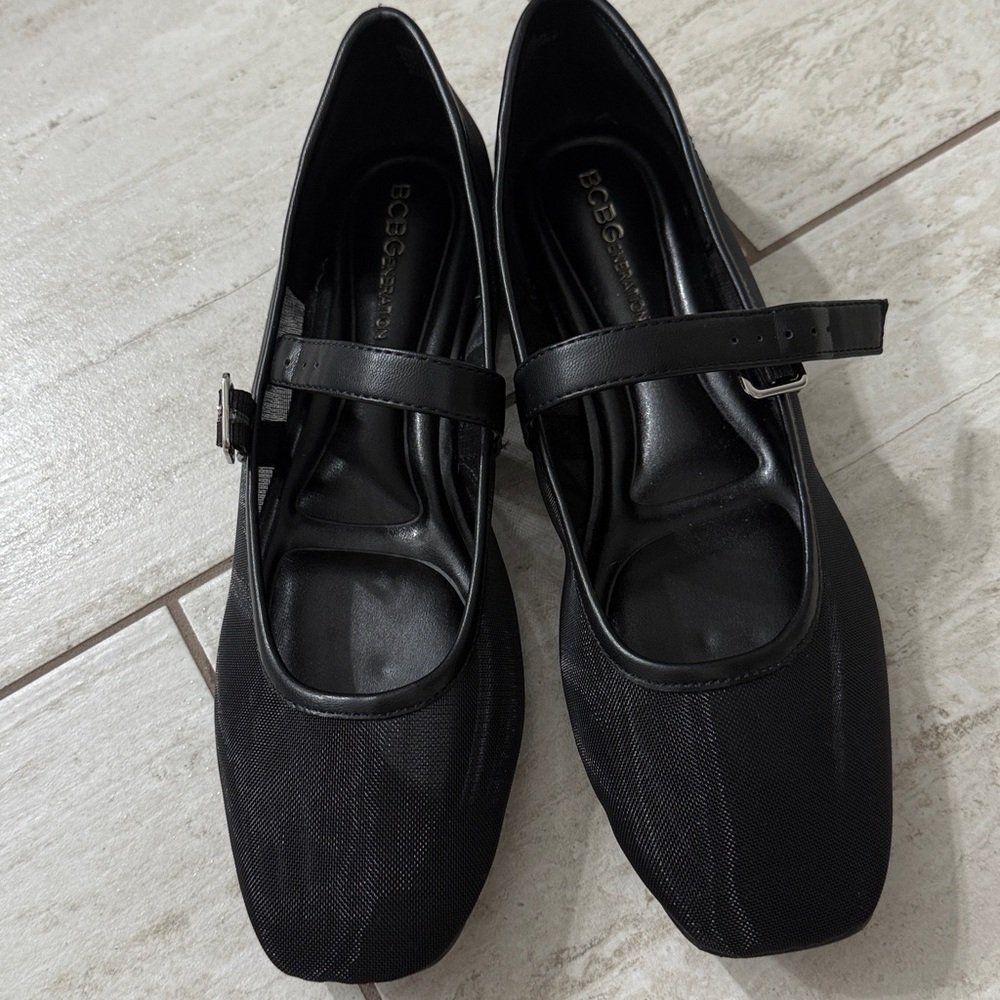 BCBGeneration Black Flats..mesh ..strap ..size 9
New ..authentic
